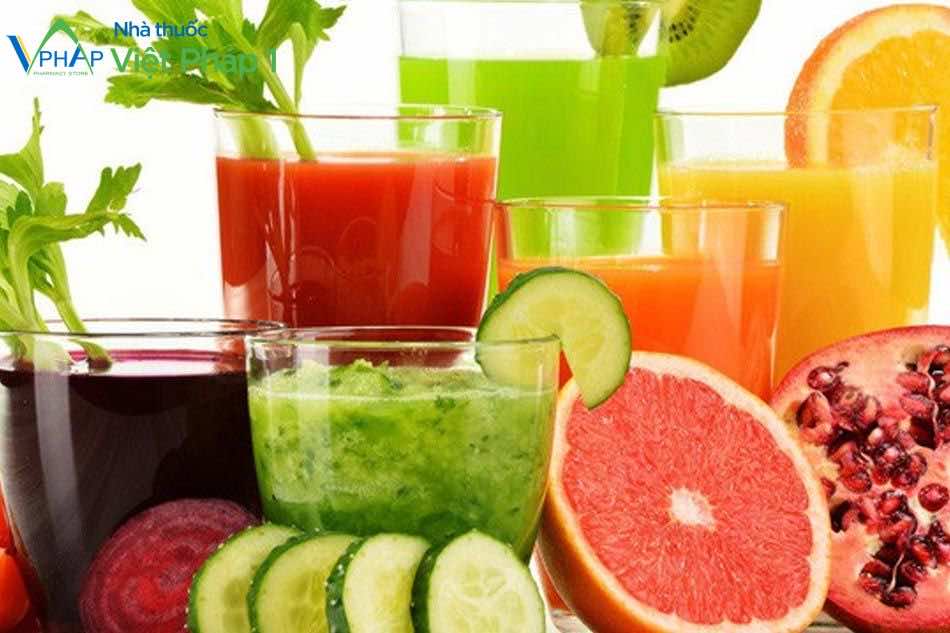 Nước ép trái cây có chứa nhiều chất chống oxy hóa và vitamin giúp giảm viêm nhiễm