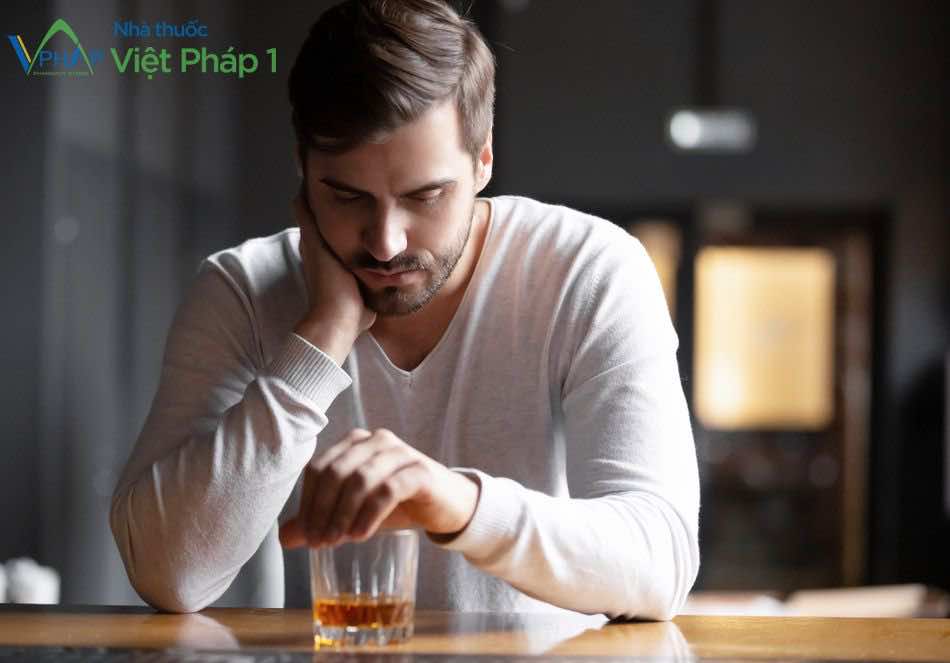 Uống rượu có thể làm tăng hoặc giảm tác dụng khi dùng thuốc EzinAPC