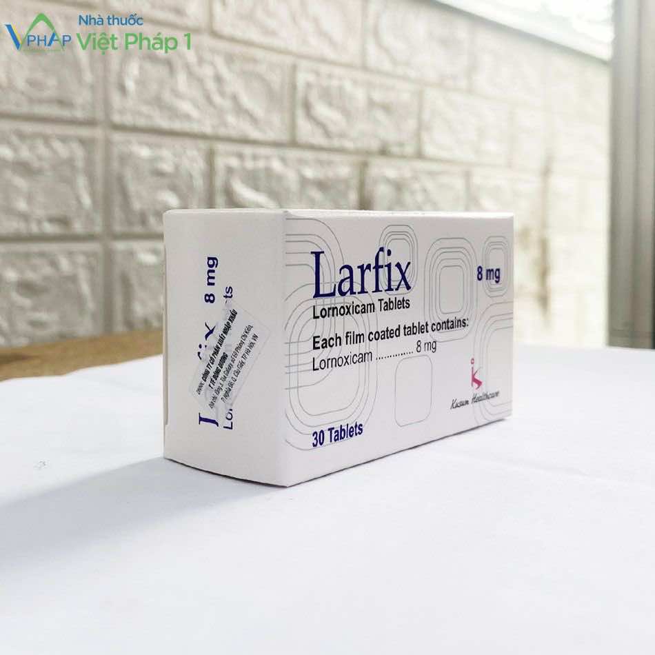 Góc nghiêng của hộp thuốc Larfix 8mg chụp tại Nhà Thuốc Việt Pháp 1