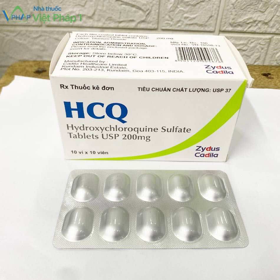 Hộp và vỉ thuốc HCQ được chụp tại Nhà thuốc Việt Pháp 1