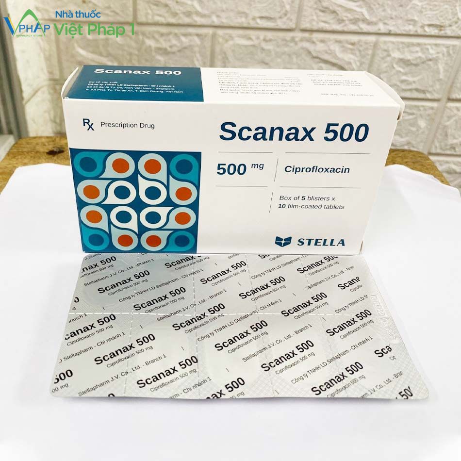 Hộp và vỉ thuốc 10 viên Scanax 500 được chụp tại Nhà Thuốc Việt Pháp 1