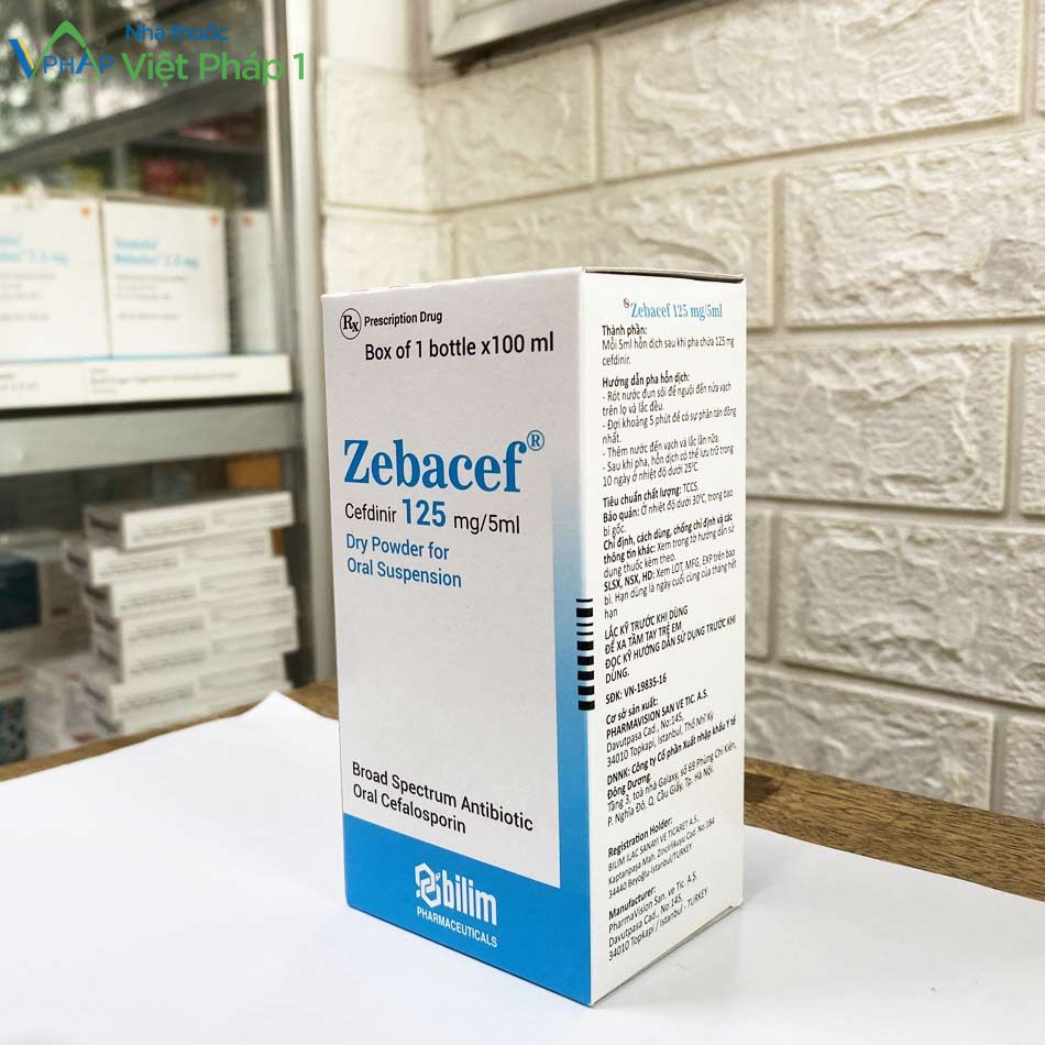 Hình ảnh góc nghiêng hộp thuốc Zebacef 125mg/5ml được chụp tại Nhà Thuốc Việt Pháp 1