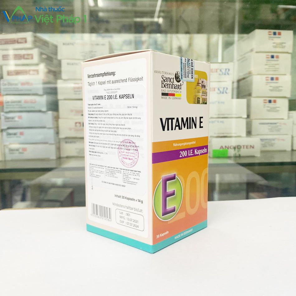 Góc nghiêng của sản phẩm Vitamin E 200 IE Kapseln được chụp tại Nhà Thuốc Việt Pháp 1