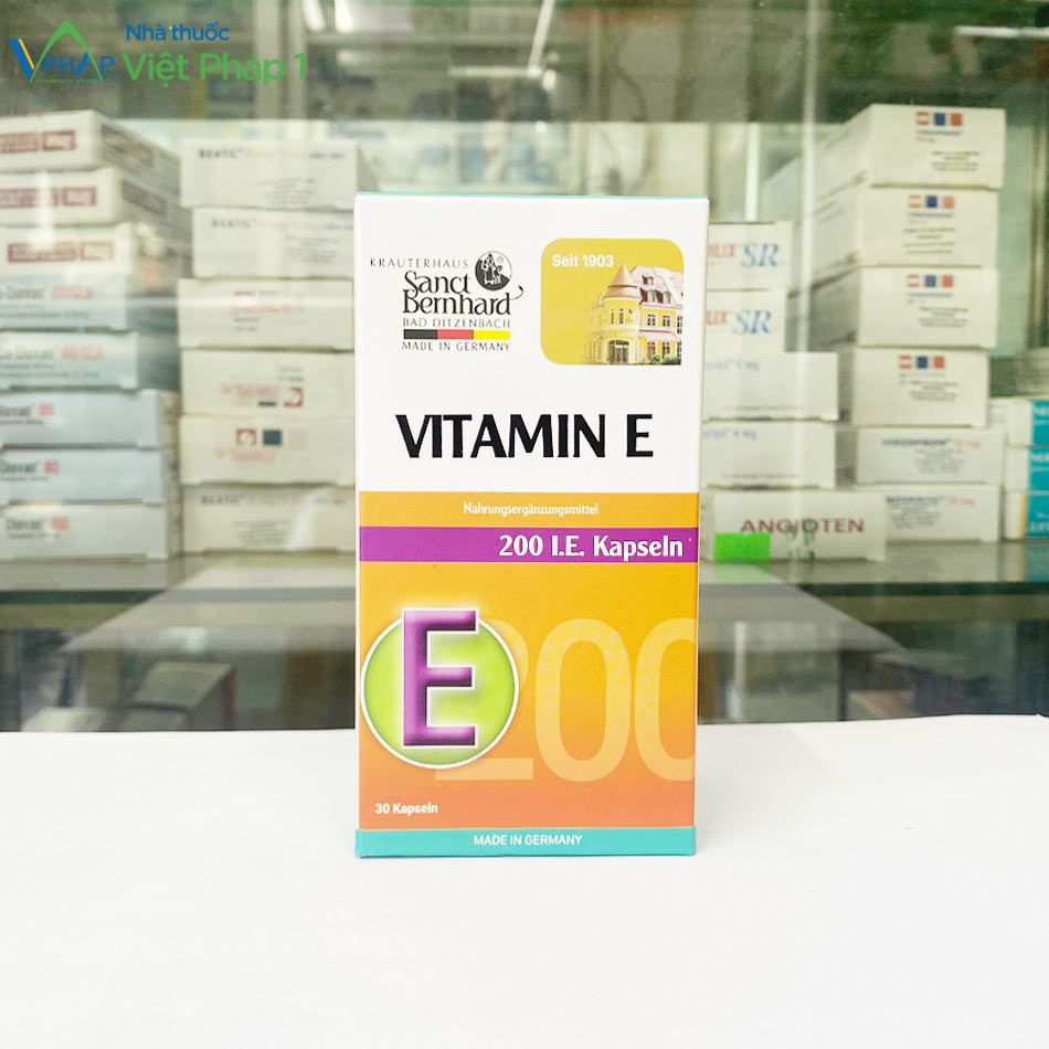 Hộp sản phẩm Vitamin E 200 IE Kapseln được chụp tại Nhà Thuốc Việt Pháp 1