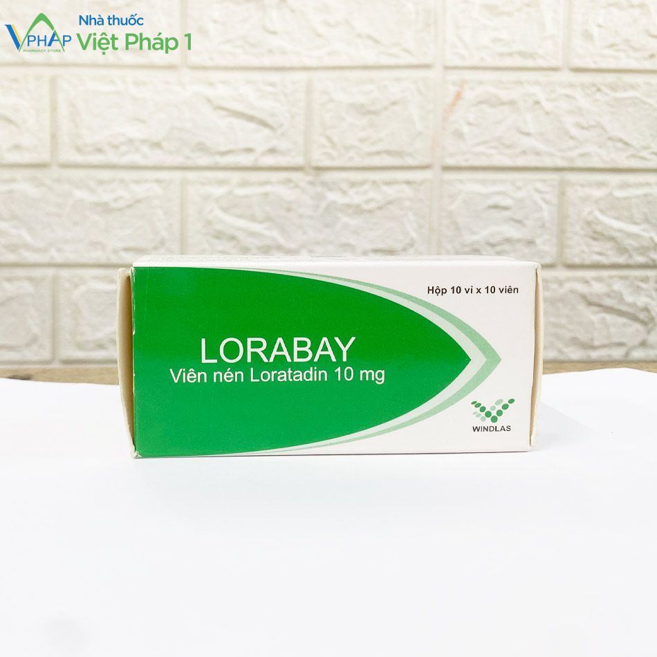 Vỏ hộp thuốc Lorabay 10mg được chụp tại Nhà Thuốc Việt Pháp 1