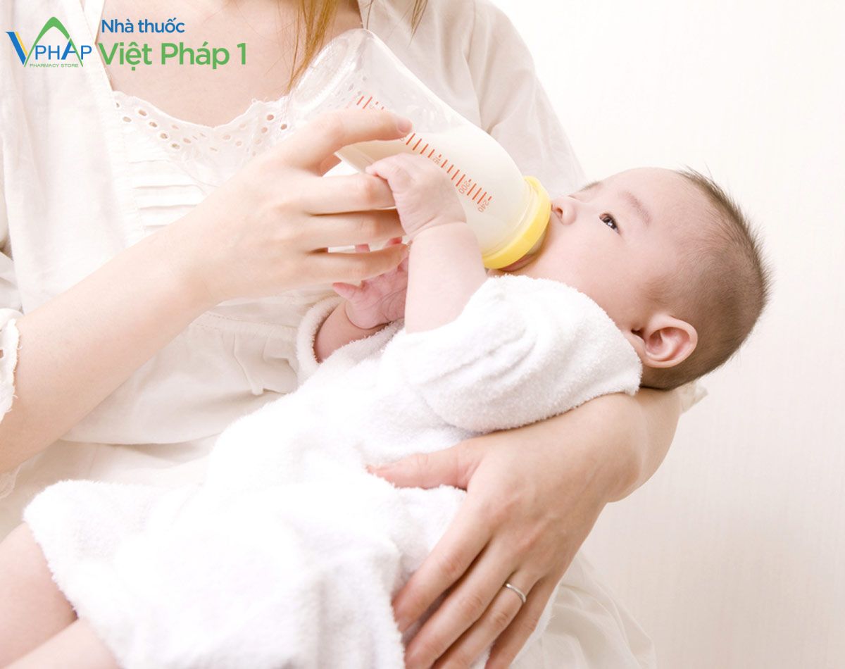 Hình ảnh: Em bé sơ sinh uống sữa dinh dưỡng