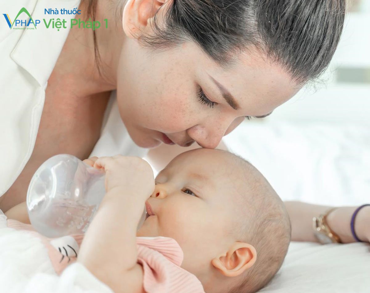 Hình ảnh: Bé sơ sinh được mẹ cho uống sữa Lacti Gold