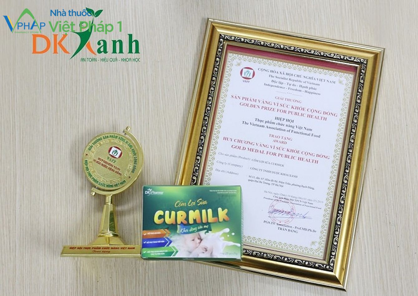 Hình ảnh giấy chứng nhận và cup giải thưởng Sản phẩm vàng vì sức khỏe cộng đồng 2018